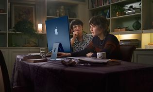 To teenagere, der arbejder på en iMac med M1-chip