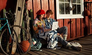 To teenagere arbejder på en MacBook Air