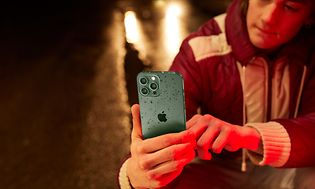 En teenager, der tager billeder med iPhone 13 Pro Max