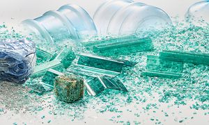 En bunke ødelagt plastic