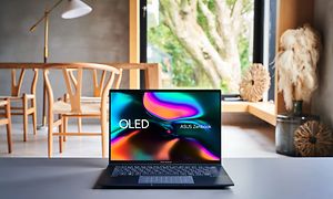 ZenBook 14 OLED - På et bord med smuk baggrund