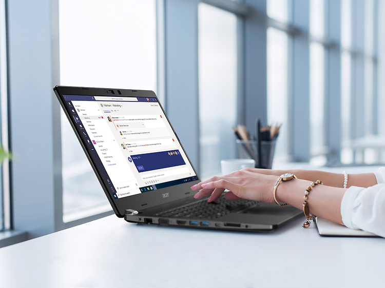 Person, der skriver med Acer TravelMate bærbar computer