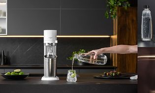 Tre billeder i ét med Sodastream-flasker som motiv