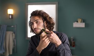 En mand, der barberer sit skæg med Philips OneBlade