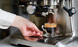 En kop espresso lavet på espressomaskine