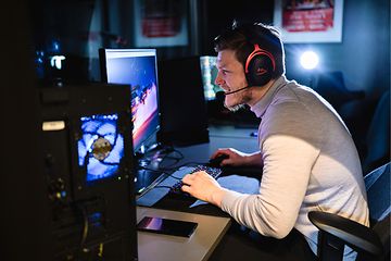 Mand, der spiller på gaming-PC, og som har et HyperX gaming-headset på hovedet