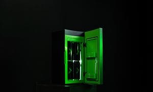Minikøleskab til gaming fyld med dåser med Elgigantens logo