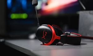 HyperX gaming-headset på bord