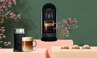 Nespresso kapselmaskine og mælkeskummer samt kaffekapsler
