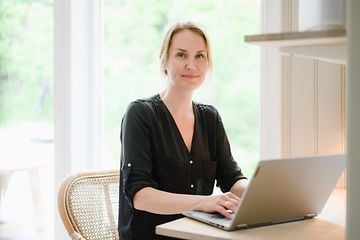 Kvinde, der arbejder på laptop