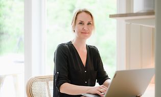 Kvinde, der arbejder på laptop