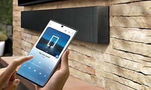 Samsung-soundbar og mobiltelefon med app til at styre