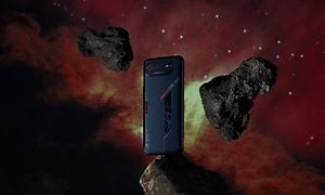 En sort ROG Phone 6 stående på en meteor i det ydre rum