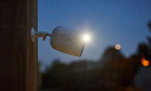 Arlo Go V2 overvågningskamera med indbygget spotlight