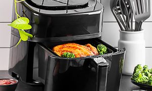 Airfryer med kylling og grøntsager indeni