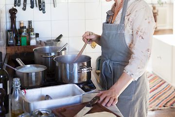 Kvinde tilberede mad i et køkken