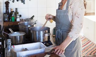 Kvinde tilberede mad i et køkken
