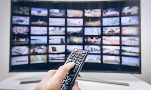 TV styres med fjernbetjening og app på skærmen