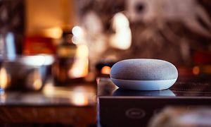 Google Home-højttaler i stue