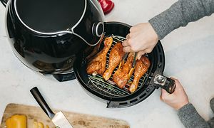 Airfryer med kyllingelår i