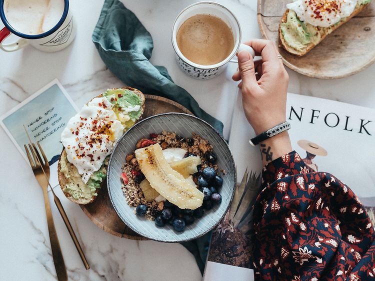 Morgenbord med sund morgenmad og kaffe