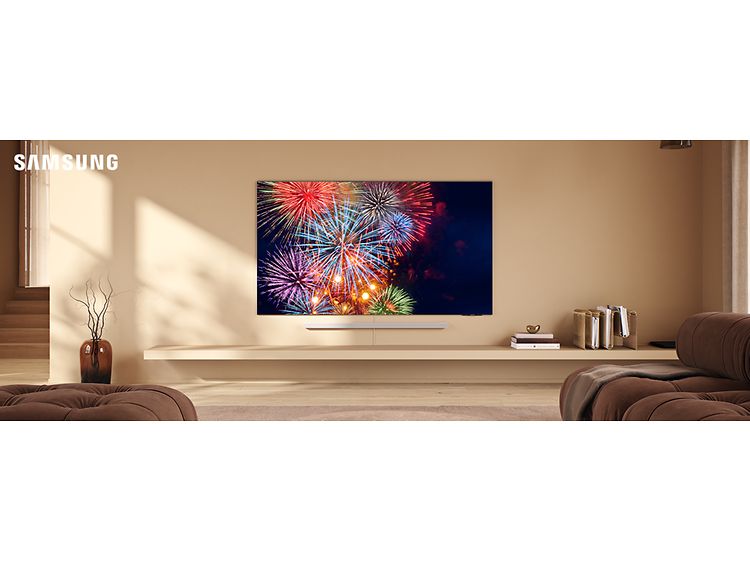 Beige, lys stue med Samsung TV på væggen.