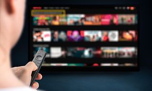 TV - Mand, der vælger film på en streamingtjeneste