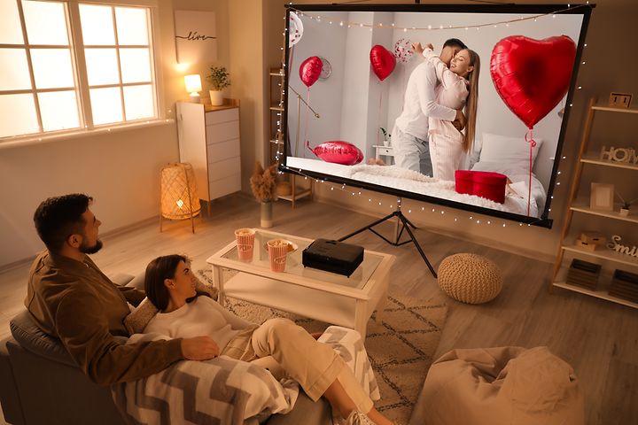 TV - Par sidder foran et stort TV