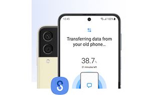 Samsung Galaxy Z Flip 4 i færd med at overføre data via Smart Switch