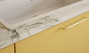 Gult EPOQ Trend-køkken med marmorbordplade og hvid håndvask med blandingsbatteri i guld