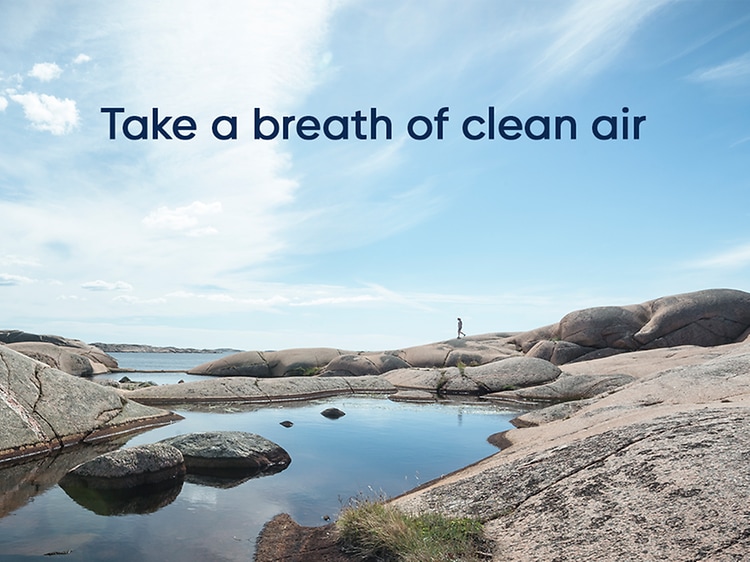 Rocks by the sea med den engelske tekst: take a breath of clean air
