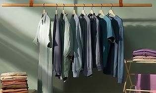 Skjorter på bøjler, der er blevet vasket og tørret med Electrolux-produkter