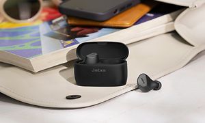 Black Jabra Elite 5 i en håndtaske