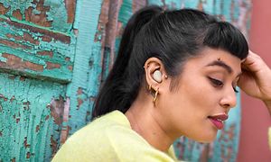 Jabra Elite 5 i en kvindes ører