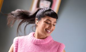 Jabra Elite 5 i en dansende kvindes ører