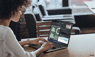 Lenovo-laptop anvendes af kvinde