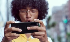 Mand gamer på Sony Xperia Smartphone