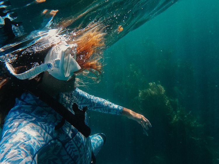 Kvinde med GoPro HERO11 Black under vand