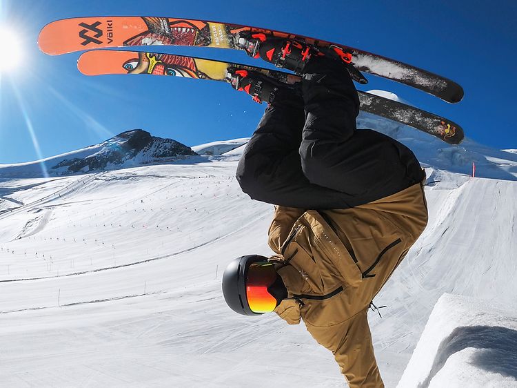 Mand med GoPro HERO11 Black laver tricks på ski
