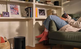 Gravity sub ved siden af benene i sofaen