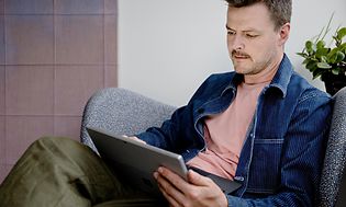 B2B - Mazo - Ejeren af Mazo i en designstol
