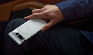 Hånd der samler op en Pixel 7 telefon