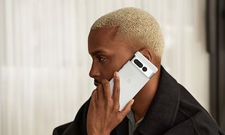 Man der talker i telefon på hans Pixel 7
