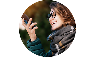 CS -Support- Kvinde kigger på smartphone