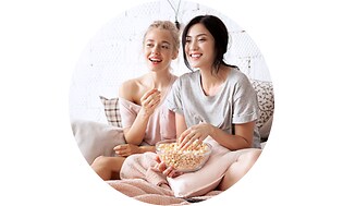 CS -Support-Mor og datter spiser popcorn i sofa