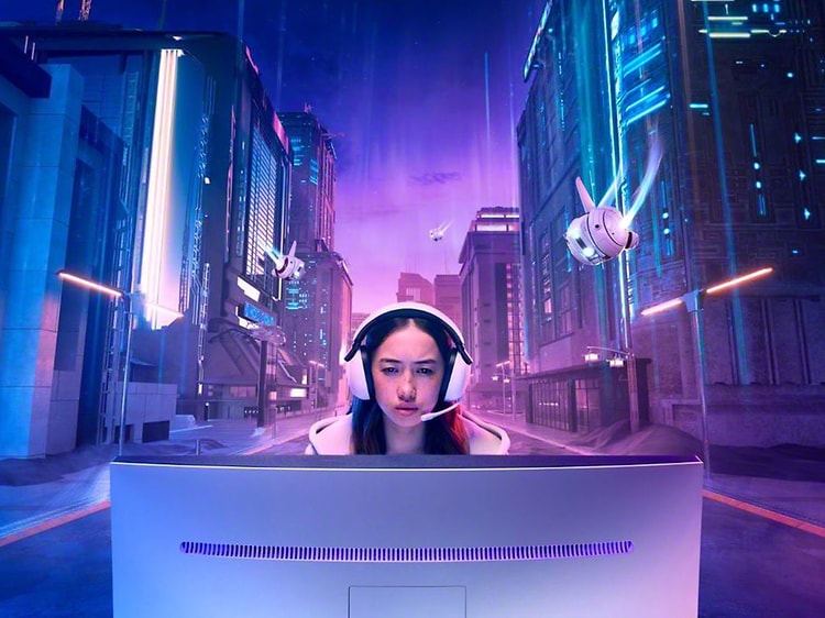 Kvinde, der spiller med hovedtelefoner med en virtuel by bag sig