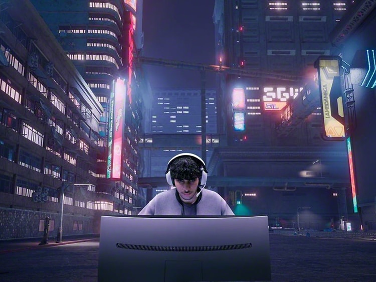 Mand, der spiller med hovedtelefoner med en virtuel by bag sig
