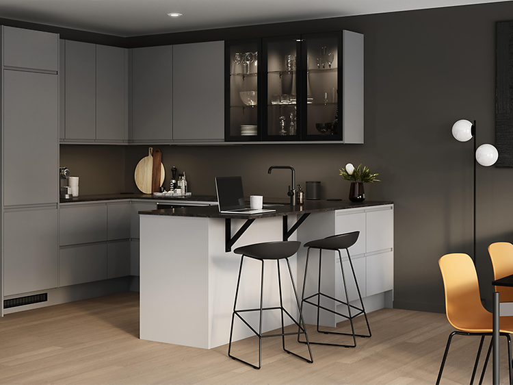 Epoq Integra Steel Grey køkkenkrog med laminatbordplade i sortbrun kompaktlaminat, glasskabe og barstoler.