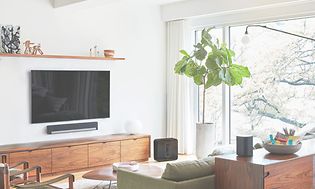 Sonos surround system i en stue
