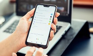 Kvinde bruger Google Assistant på smartphone